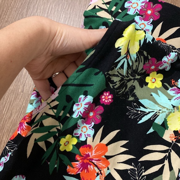Terra & sky 4x 28w 39 w floral skirt with pockets elastic waistband - Picture 3 of 4